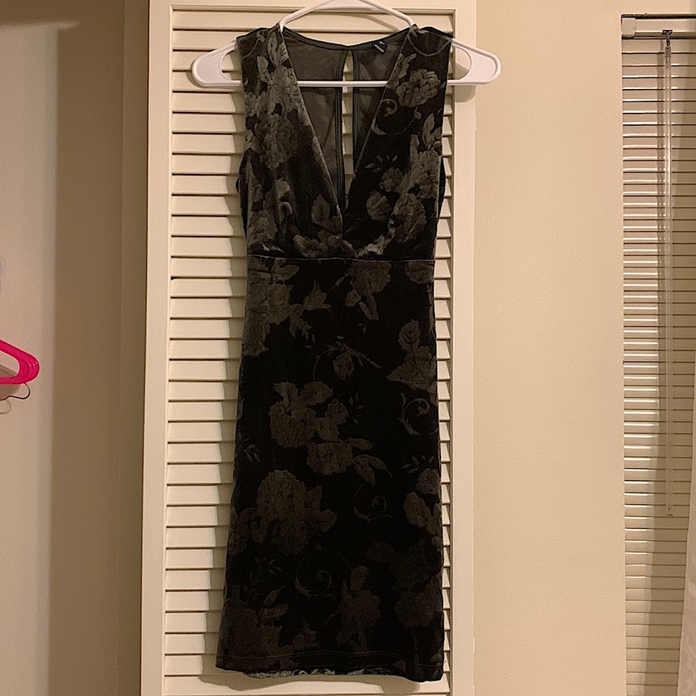 Selling Beautiful Green Floral Windsor Velvet dress size small